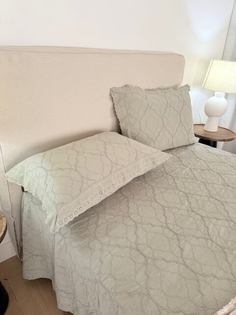 Cama con ropa de cama en crema