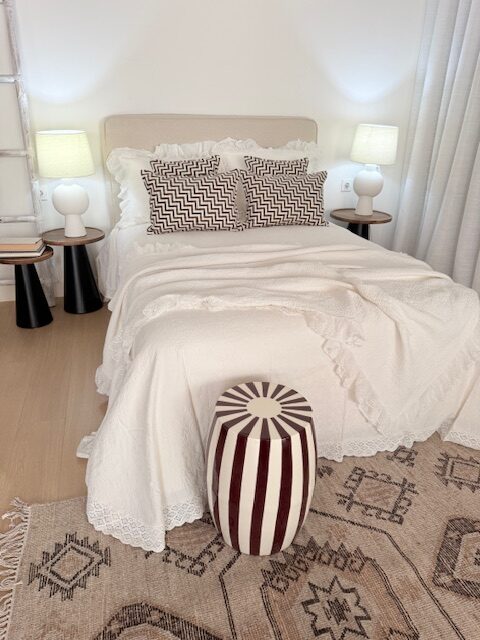 Dormitorio con cojines de rayas burdeos