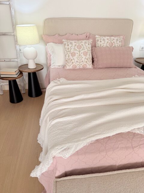 Plaid rosa sobre cama