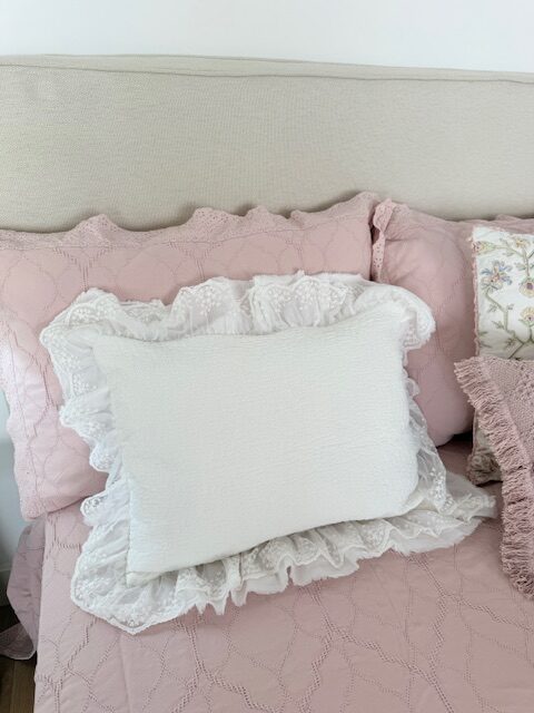 Cojín blanco con volante rizado