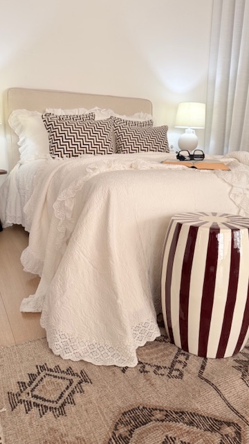 Dormitorio con cojines de rayas burdeos