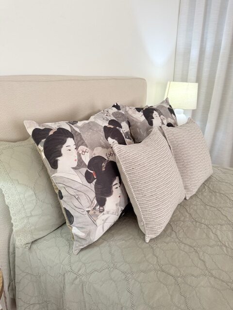 Cojín japonés sobre cama con almohada