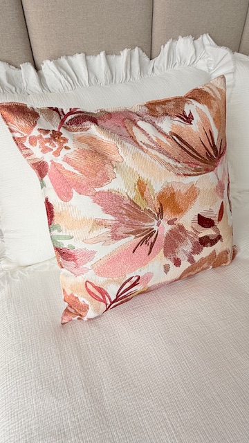 Cojín floral naranja y rosa