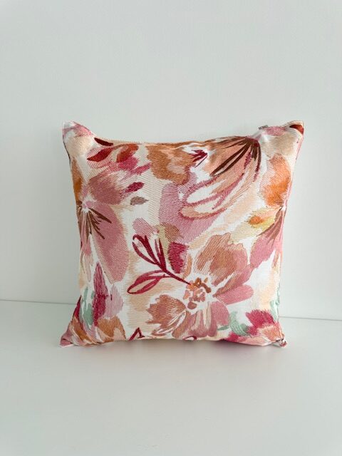 Cojín floral en tonos coral
