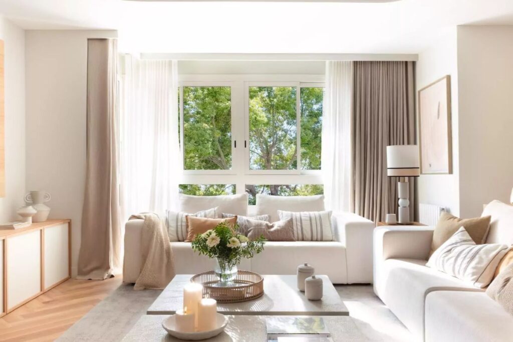 ¿Qué color de cortina combina con pared blanca?